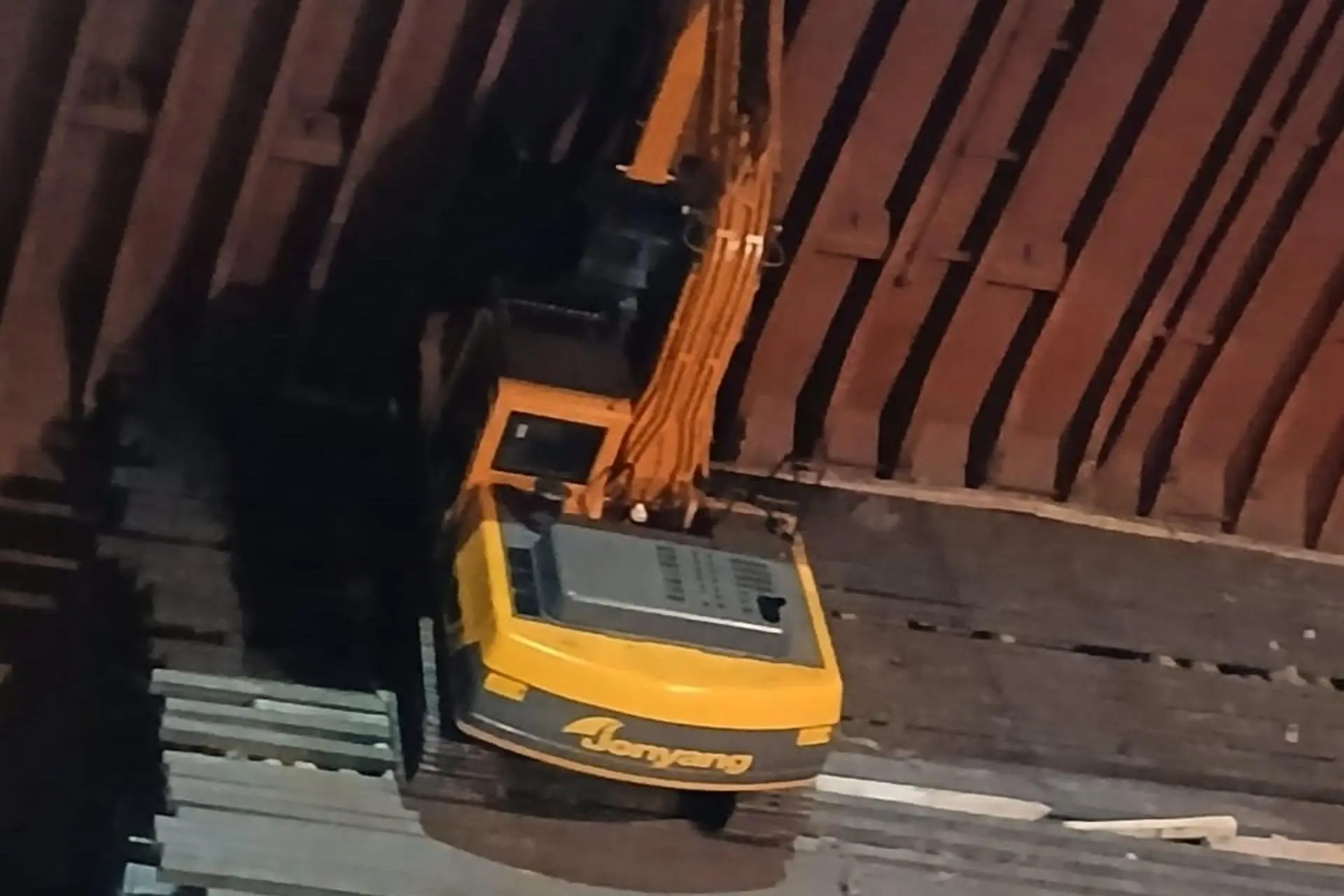 Cargo being offloaded under strict supervision – Mercury Marine Services